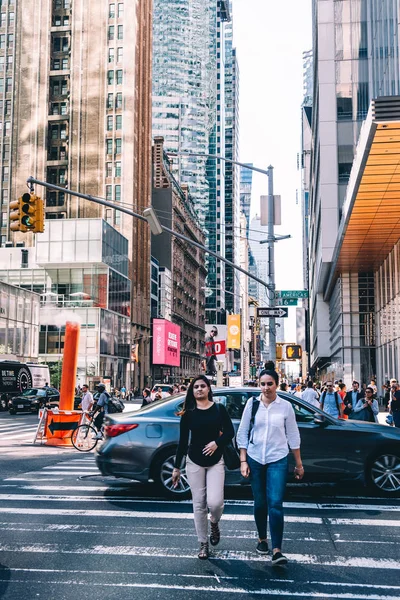 Scena di strada con persone che attraversano 6th Avenue a Midtown di Manha — Foto Stock