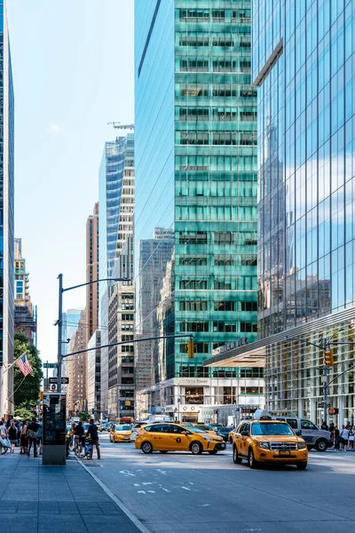 Tráfico en la Quinta Avenida en Midtown de Manhattan en Nueva York — Foto de Stock