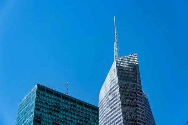 Modern ofis binaları yeni Yor gökyüzünde karşı düşük açılı görünümü — Stok fotoğraf