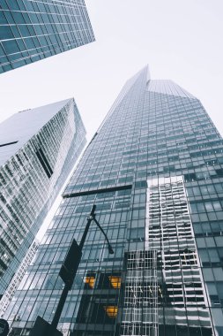 Gökdelenler gökyüzü New York'ta karşı düşük açılı görünümü