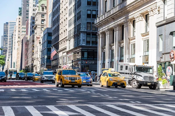 Traffico in Fifth Avenue a Midtown di Manhattan a New York — Foto Stock