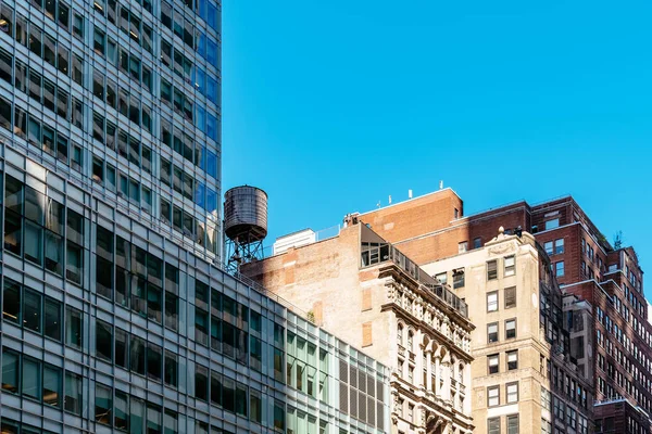Низкий угол обзора современных и старых зданий в Нью-Йорке — стоковое фото