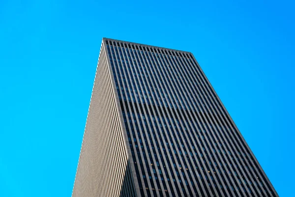 Низкий угол обзора небоскреба против неба в Нью-Йорке — стоковое фото