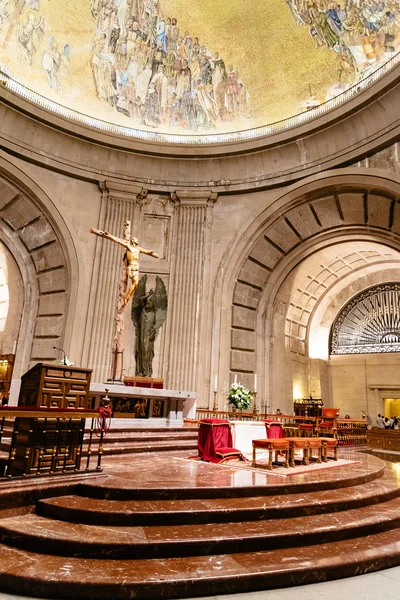 Внутрішній вигляд базиліки Валлі полеглих у спа-центрі — стокове фото