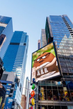 Düşük açılı görünümü saat Meydanı'nda Led reklam panoları ve skyscrapeers