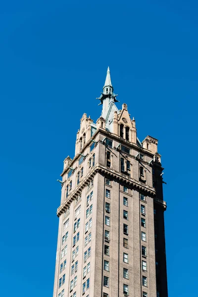 Vista ad angolo basso del vecchio grattacielo contro il cielo a New York — Foto Stock