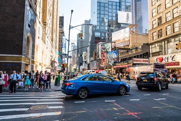 Midtown Manha 7th Avenue geçiş insanlarla sokak sahne