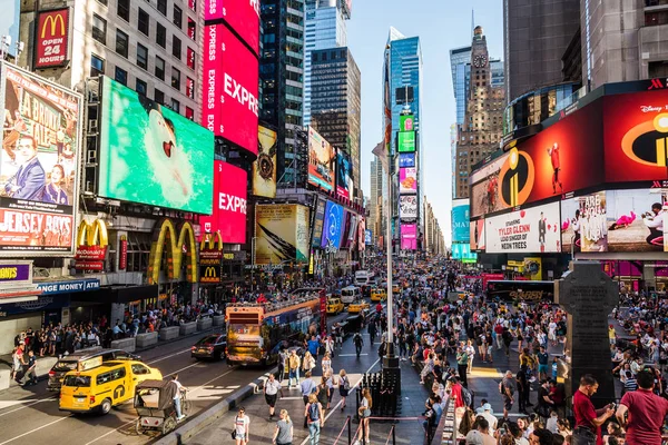 Times Meydanı 'nın manzarası kalabalık.