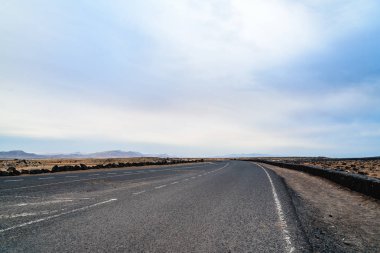 Köy yolunda gökyüzü karşı doğal görünümünü