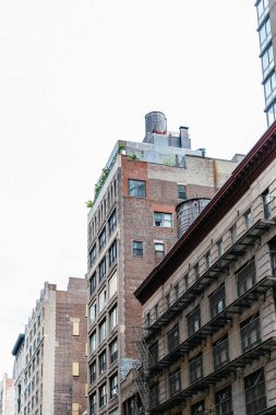 New York Cityscape eski binalar ve su kuleleri ile