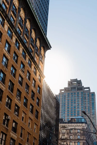 Vista a basso angolo di edifici vecchi e moderni a New York — Foto Stock