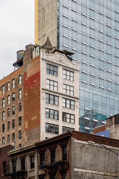 Paisaje urbano de Nueva York con edificios antiguos y torres de agua —  Fotos de Stock