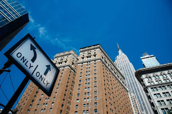 Lage hoekmening van gebouwen tegen hemel in Midtown Manhattan — Stockfoto