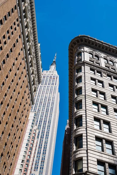 Lage hoekmening van gebouwen tegen hemel in Midtown Manhattan — Stockfoto
