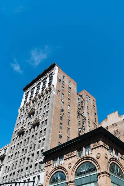 Vista a basso angolo di vecchi edifici e torri d'acqua a New York Cit — Foto Stock