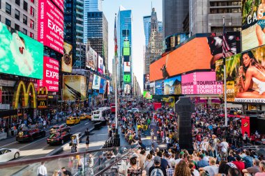 New York City, ABD - 20 Haziran 2018: Times Meydanı 'nın kalabalık manzarası ve binalarda LED reklam panoları