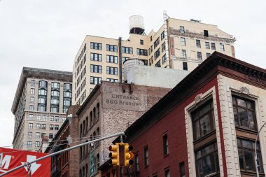 Düşük açılı görüntülemek eski tuğla binalar New York'ta