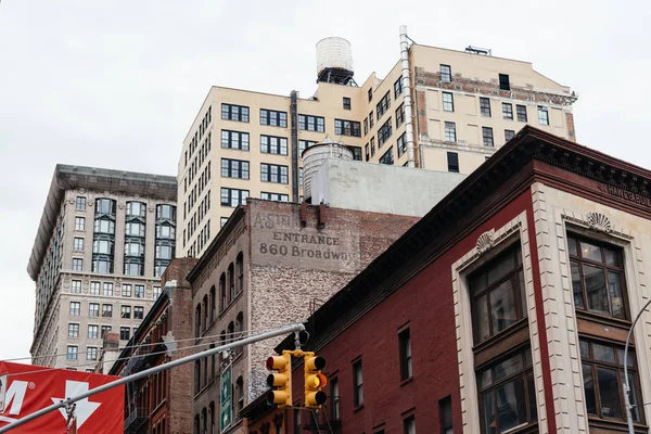Lage hoek bekijken van oude bakstenen gebouwen in New York City — Stockfoto