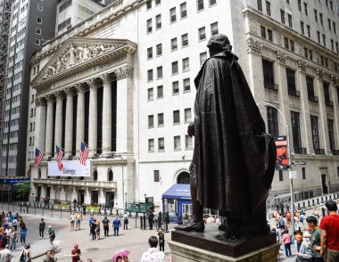 Federal Salonu'nda yapılan Wall St George Washington heykelinin arkadan görünüş