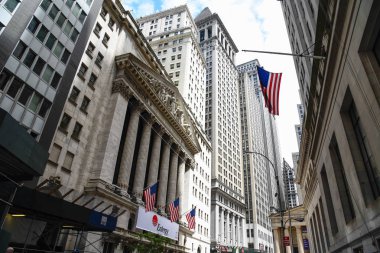 New York 'taki Yeni Menkul Kıymetler Borsası binasının düşük açılı görüntüsü