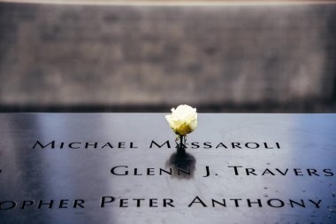 New York'ta 11 Eylül Ulusal Anma çiçek