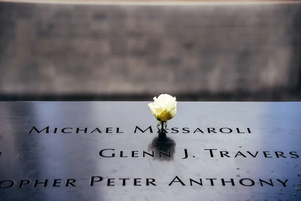 ニューヨーク市の国立 9 月 11 日記念の花 — ストック写真
