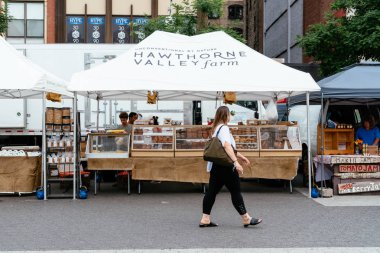 Union Square Greenmarket'yeni piyasa ahır tarafından yürüyen kadın