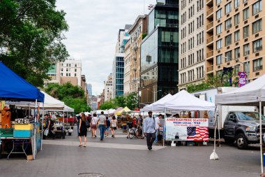  Union Square Greenmarket n piyasa ahır tarafından yürüyüş insanlar