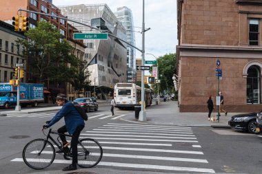 Bisikletçi geçiş street New York City için bekliyor 