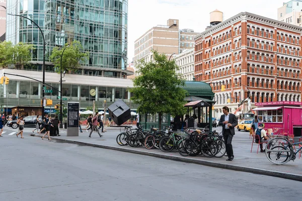 Straatbeeld in New York met mensen oversteken en fietsen — Stockfoto