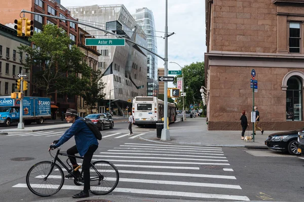 Bisikletçi geçiş street New York City için bekliyor 