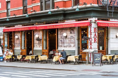Küçük İtalya Street New York'ta İtalyan restoranında insanlara