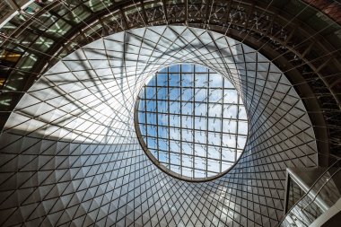 New York City, Amerika Birleşik Devletleri - 20 Haziran 2018: Düşük açılı görünüş, ana hall of Fulton Center. Bir transit merkezi ve perakende kompleksinde Fulton Caddesi ve Manhattan Broadway kesişimindeki merkezli