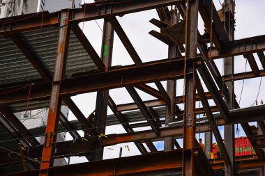 İnşaat işçileri göklerin sitenin inşaat çelik kirişler üzerinde