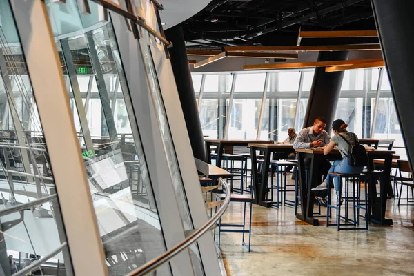 Personas no identificadas en un café en Fulton Center en Nueva York — Foto de Stock