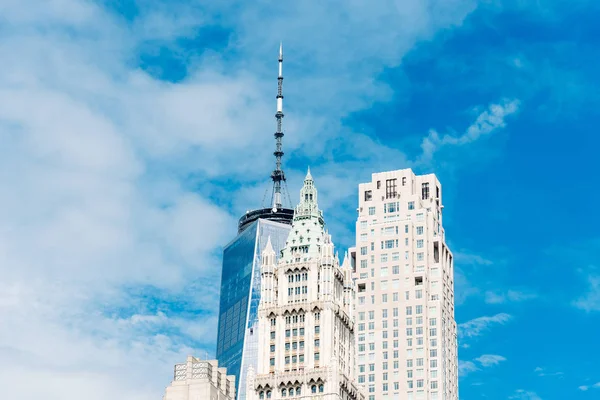 Vista ad angolo basso dei grattacieli contro il cielo blu in Financial Dist — Foto Stock