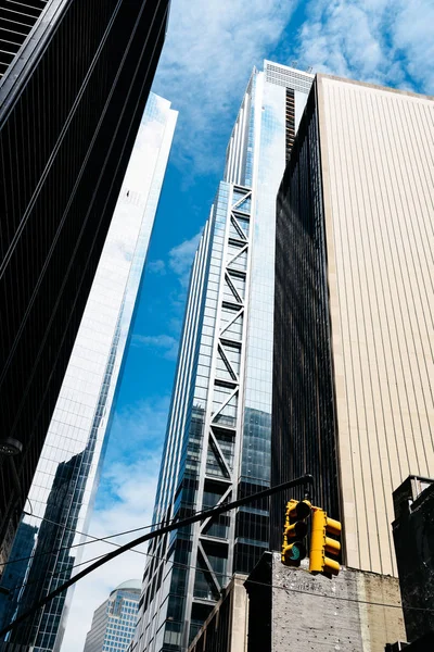 金融保险中对蓝天摩天大楼的低视角观 — 图库照片