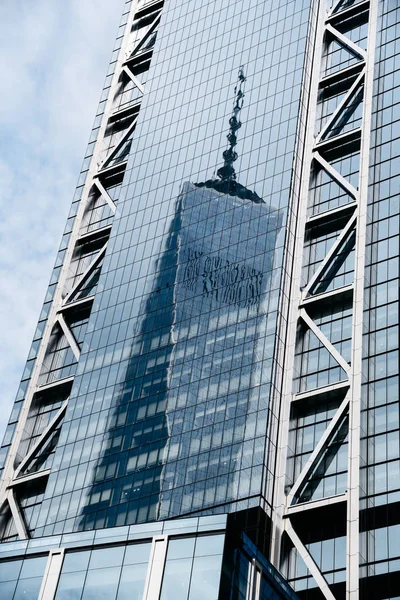 Bir Dünya Ticaret Merkezi bina cam cephe yansıyan — Stok fotoğraf
