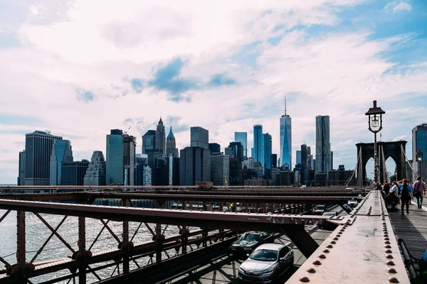 Coches de velocidad en Brooklyn Bridge en Nueva York — Foto de Stock