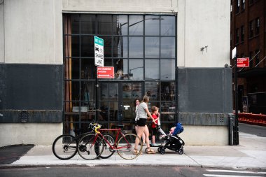 Dumbo, Brooklyn sokakta yürüyen insanlar