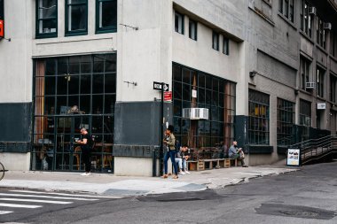 İnsanların önünde Brooklyn kafede hipster