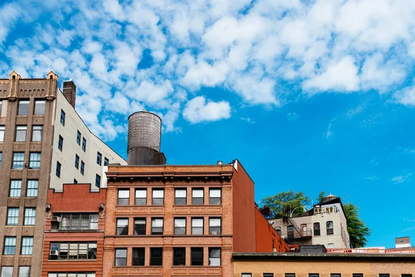 Cityscape de Nova York com edifícios antigos e torre de água — Fotografia de Stock