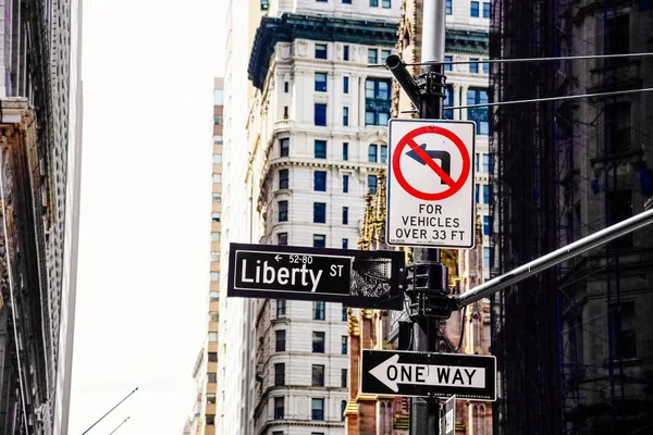 Vägmärken Och Skyltar New York City Mot Byggnader Financial District — Stockfoto