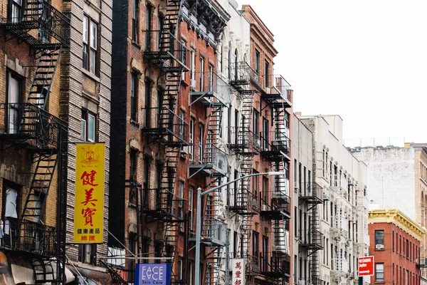 Régi épületek, tűz megszökik a Chinatown New Yorkban — Stock Fotó