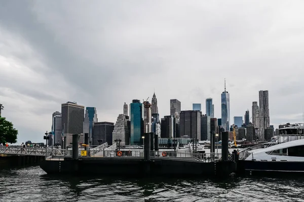 Pier em Brooklyn agains horizonte de Nova York — Fotografia de Stock