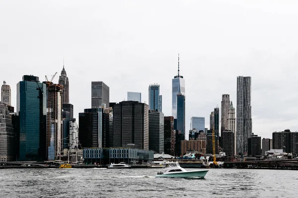 Yatch en East River con horizonte de Nueva York — Foto de Stock