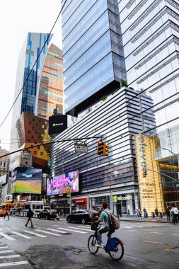 Bisikletçi tarafından New York'ta bir yağmurlu gün 7th Avenue at binme