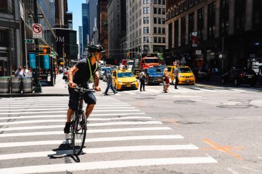 8th Avenue New York'ta tarafından sürme bisikletçi