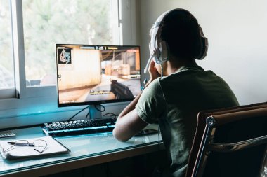 Counter Strike PC'de video oyunu oynamak genç