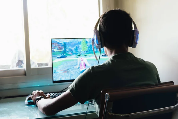 Adolescent jouer fortnite jeu vidéo sur PC — Photo